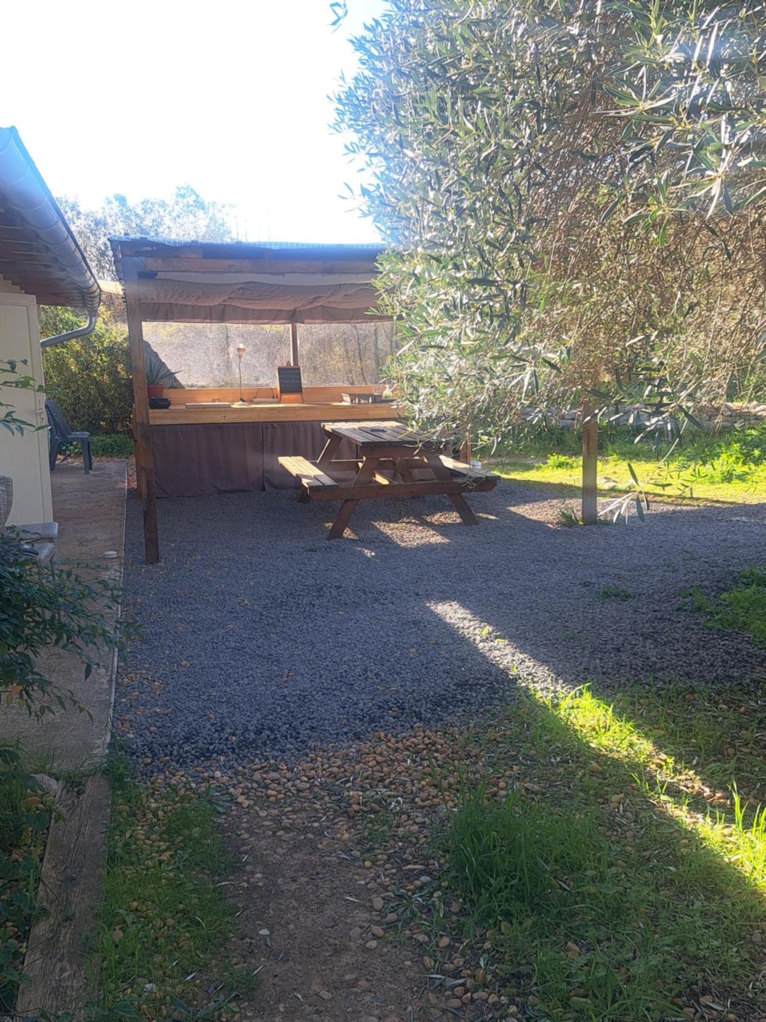 Ecoutez Les Oiseaux Hotel Lunel  Buitenkant foto